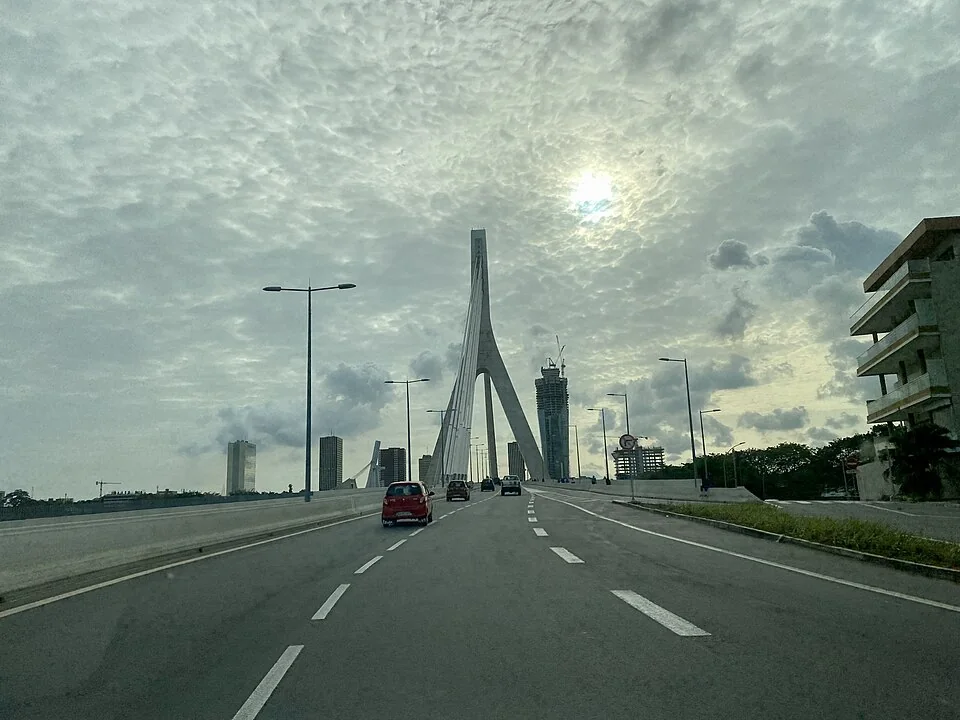 阿比让道路与城市建筑实景